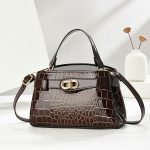 Luxury-Style Trendy Handbag for Women - Image 4